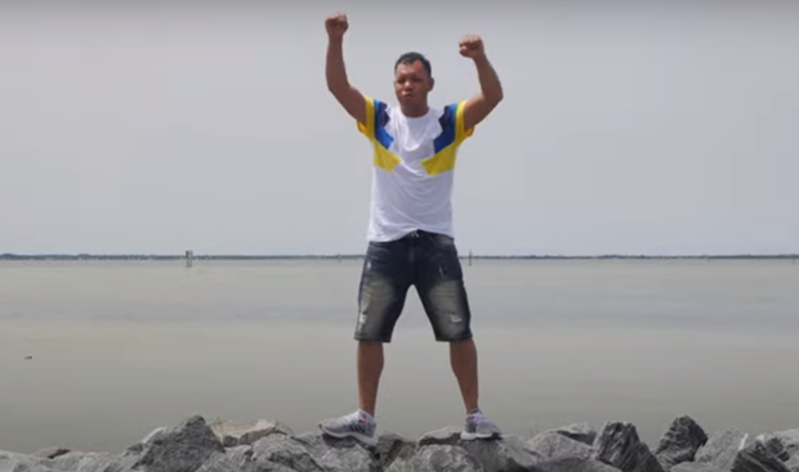 ‘‘Wil Berrios’ splashes his Caribbean Citybeats and has fun dancing on the beach for melodic first single ‘Cumbia Junto Al Mar’